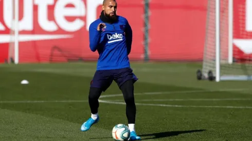 Vidal entrenando bajo la supervisión de Setién