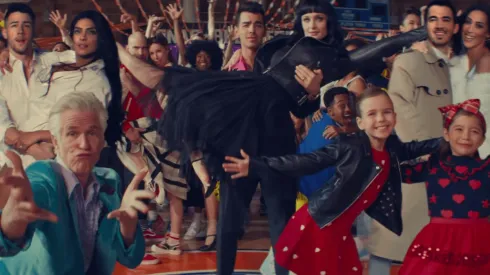 Las esposas famosas de Jonas Brothers protagonizan el nuevo clip del trío