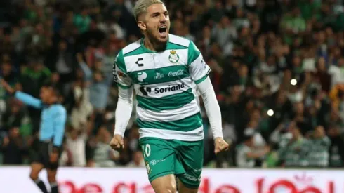 Diego Valdés celebra su gol.