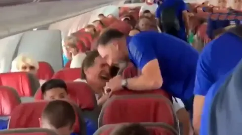 Mario Salas y Hernán Caputto compartieron un amistoso saludo en el viaje a Temuco