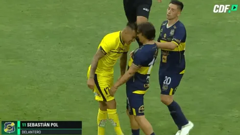 Guillermo Pacheco le dio flor de cabezazo a Sebastián Pol y se ganó la primera roja del campeonato