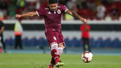 Leyton impacta el balón ya con la grave lesión consumada.