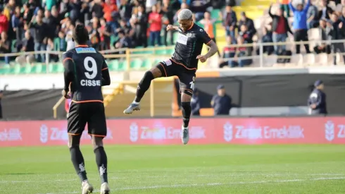 El delantero nacional jugó todo el partido.