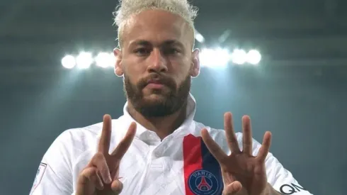 Neymar hace un 24 con las manos.