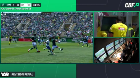 Gamboa revisando para luego dar penal para la UC.
