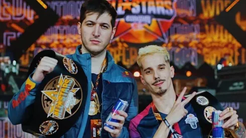Chuty y Skone posan como campeones de God Level All Stars World Edition.