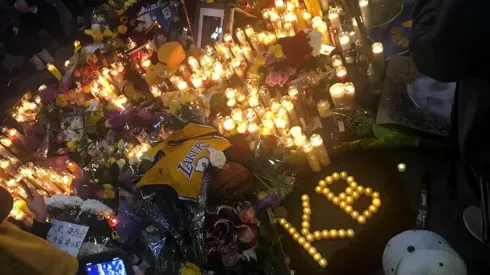 Homenaje de fanáticos a Kobe Bryant afuera del Staples Center.