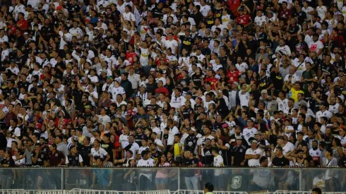 Hinchas de Colo Colo en el partido ante Palestino.