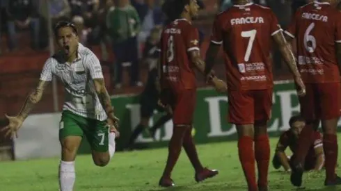 Carreño festeja su primer gol con Oriente Petrolero.