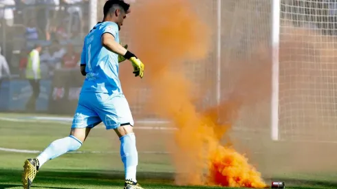Dituro saca una bomba de humo de San Carlos.