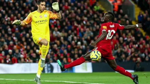 Claudio Bravo ante Sadio Mané