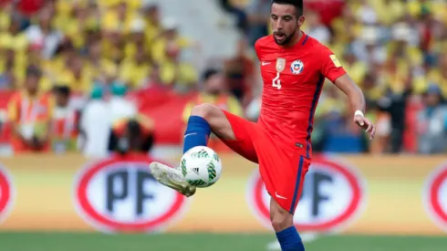 Mauricio Isla defendiendo la camiseta de la selección chilena