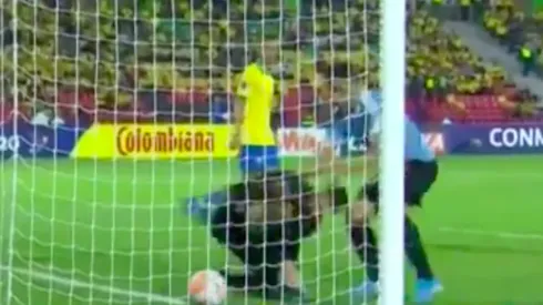 Insólito: arquero de Uruguay se equivoca y mete la pelota en su propio arco