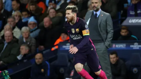 Lionel Messi domina el balón ante la mirada atenta de su ex entrenador