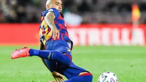 Arturo Vidal despliega todo su físico para quedarse con el balón