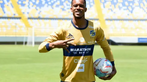 Jonathan Copete posa orgulloso con la camiseta de Everton de Viña del Mar