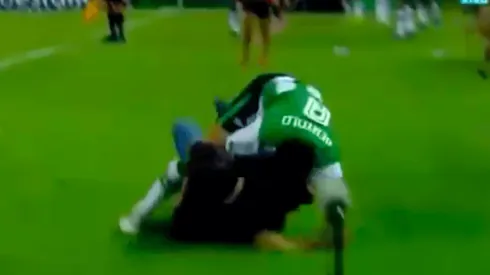 Falcioni termina en el piso tras choque con uno de sus dirigidos