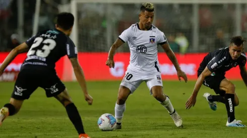 Alarma en Colo Colo: Leonardo Valencia presenta molestias y es duda para duelo con Universidad Católica