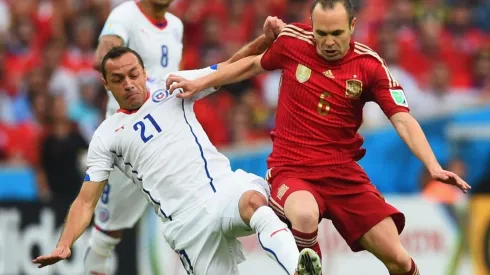 Andrés Iniesta disputa el balón con Marcelo Díaz en el Mundial 2014