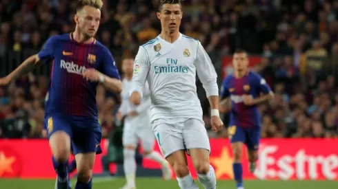 Rakitic disputa el balón con Cristiano Ronaldo en un Barcelona-Real Madrid