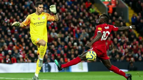 Claudio Bravo frente a Sadio Mané