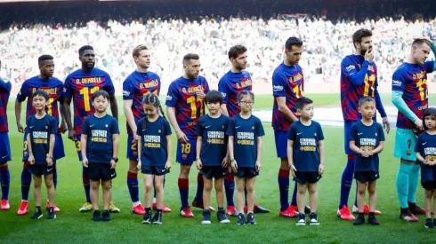 Los jugadores del Barca saltan a la cancha todos con la camiseta de Dembélé