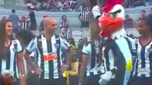 Corpóreo del Atlético Mineiro se fue de PLR tras criticado gesto a jugadora del plantel