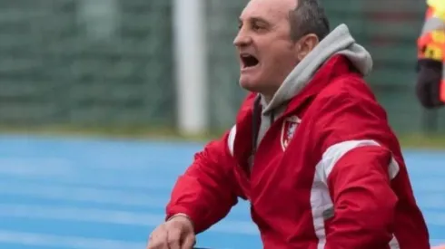 DT italiano es expulsado por agredir a su propio jugador.