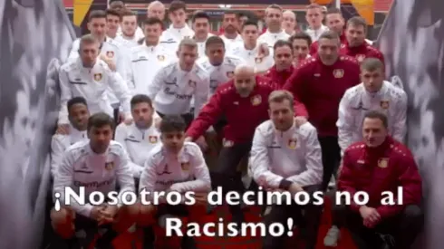 Charles contra el racismo: Aránguiz participa en campaña del Bayer Leverkusen tras insultos a Moussa Marega