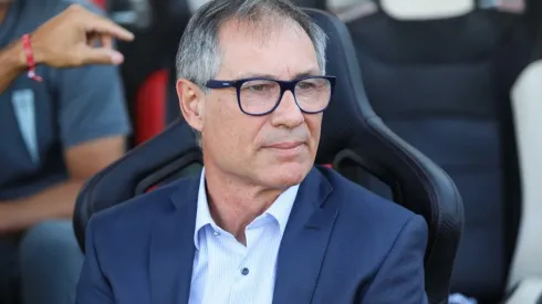 El técnico de la UC está siendo duramente criticado en Argentina.