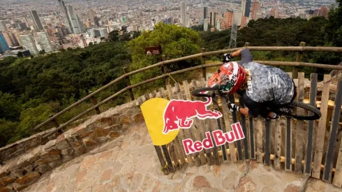 Presencia chilena en el Red Bull Monserrate Cerro Abajo, el descenso urbano más largo del mundo.