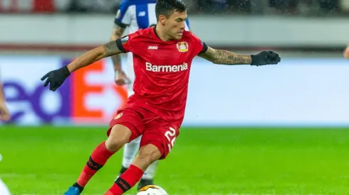 Aránguiz ante el Porto en la Europa League