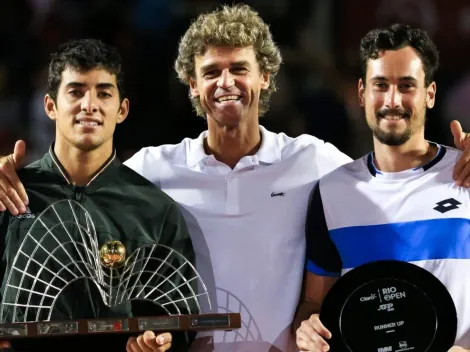 El gran Guga Kuerten le entrega el trofeo de campeón a Garín