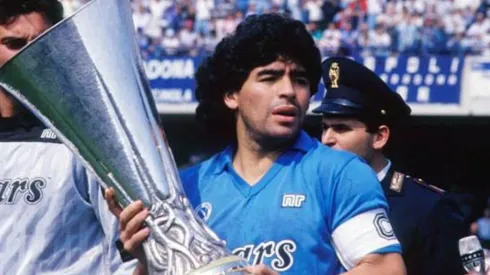 Diego Maradona levanta la Copa con la camiseta del Nápoli