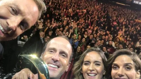 Stefan Kramer se saca una selfie junto a su esposa y animadores del Festival