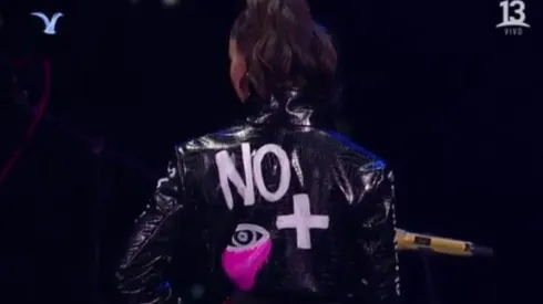 "No más ojos mutilados" era uno de los mensajes de la chaqueta de Fran Valenzuela en su presentación en Viña 2020.