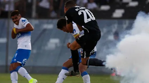 Nicolás Blandi es alcanzado por una bengala en el duelo entre Colo Colo y Universidad Católica