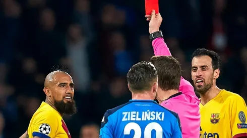 Arturo Vidal es expulsado en el duelo entre Barcelona y Nápoli