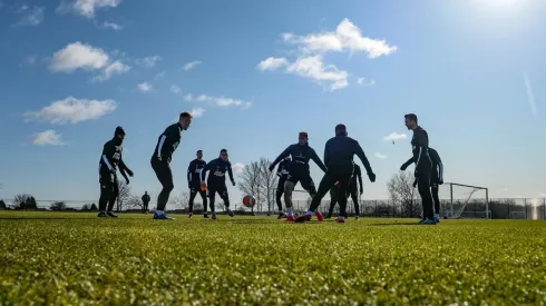 Newcastle prohibe a sus jugadores saludarse con apretón de manos por miedo al coronavirus