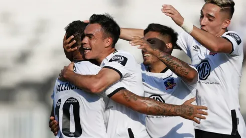 Colo Colo celebra el gol de Valencia.