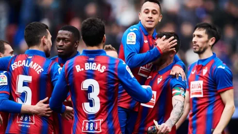 Fabián Orellana celebra su gol junto a sus compañeros
