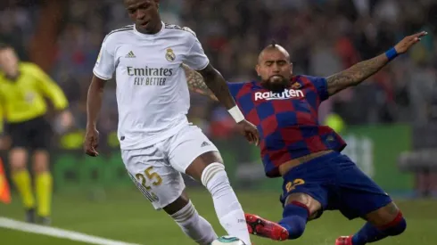 Vidal es titular en Barcelona ante Real Madrid.