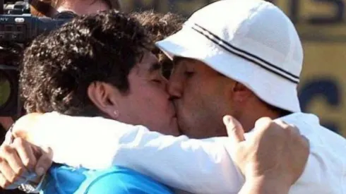 Diego Maradona y Carlitos Tévez en una gran demostración de amor
