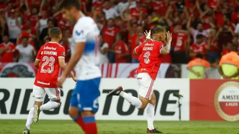 Paolo Guerrero celebra uno de sus goles ante la UC.