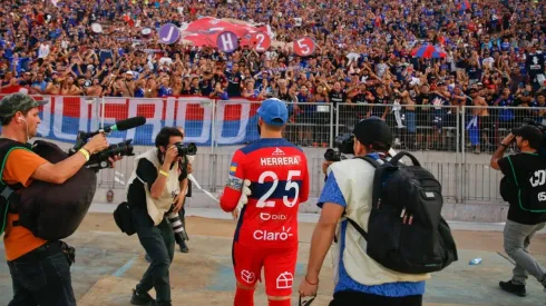 El último ídolo recibiendo el cariño de la hinchada azul