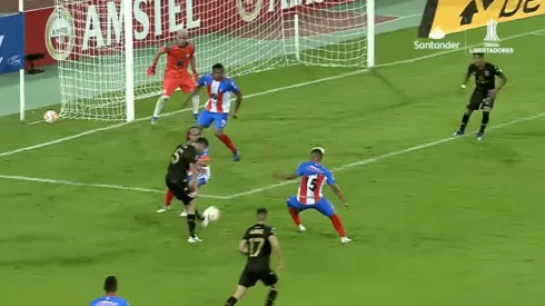 El finísimo toque de Eugenio Mena antecedió el gol del triunfo de Racing