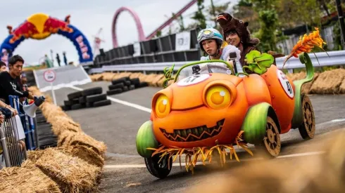 Bomberos de Maipú y un profesor de Educación Física participan del Red Bull Soapbox Race.