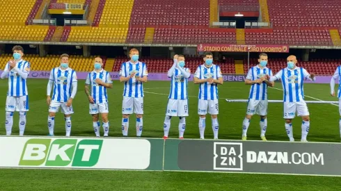 Jugadores de Pescara salieron con mascarillas al campo de juego.