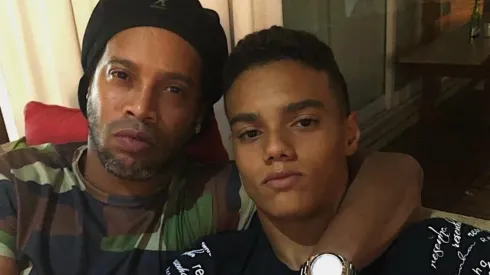 Hijo de Ronaldinho publica un emotivo mensaje en apoyo a su padre.