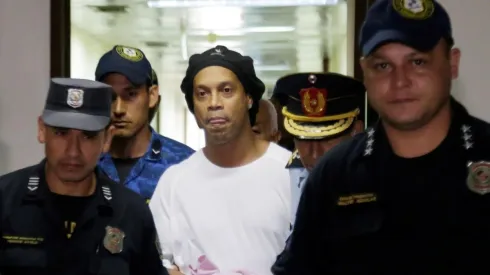 Ronaldinho seguirá en prisión preventiva